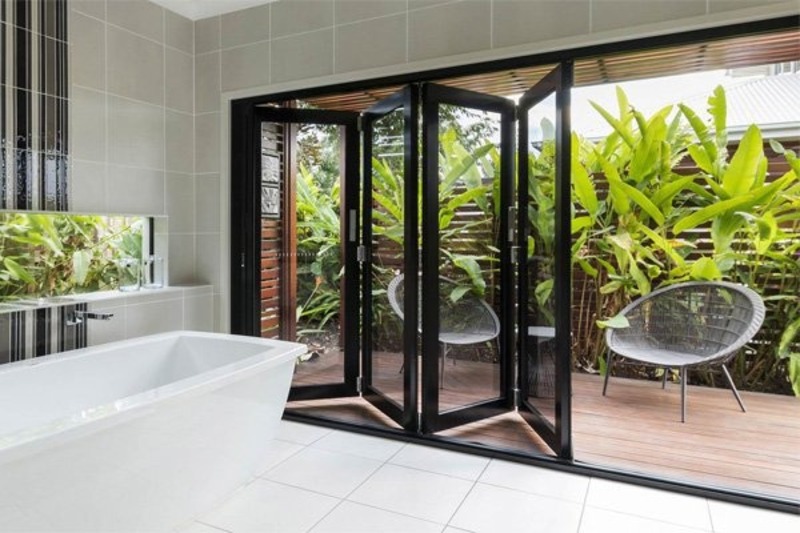 Cửa xếp nhà vệ sinh nhôm kính
